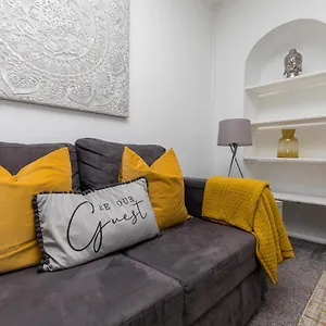 Lark Rise Apartment- 3br Apartment