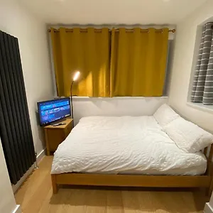 Double Bedroom With En-suite Shower & Free Parking Homestay