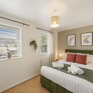 East House Near Tube With Parking Holiday home